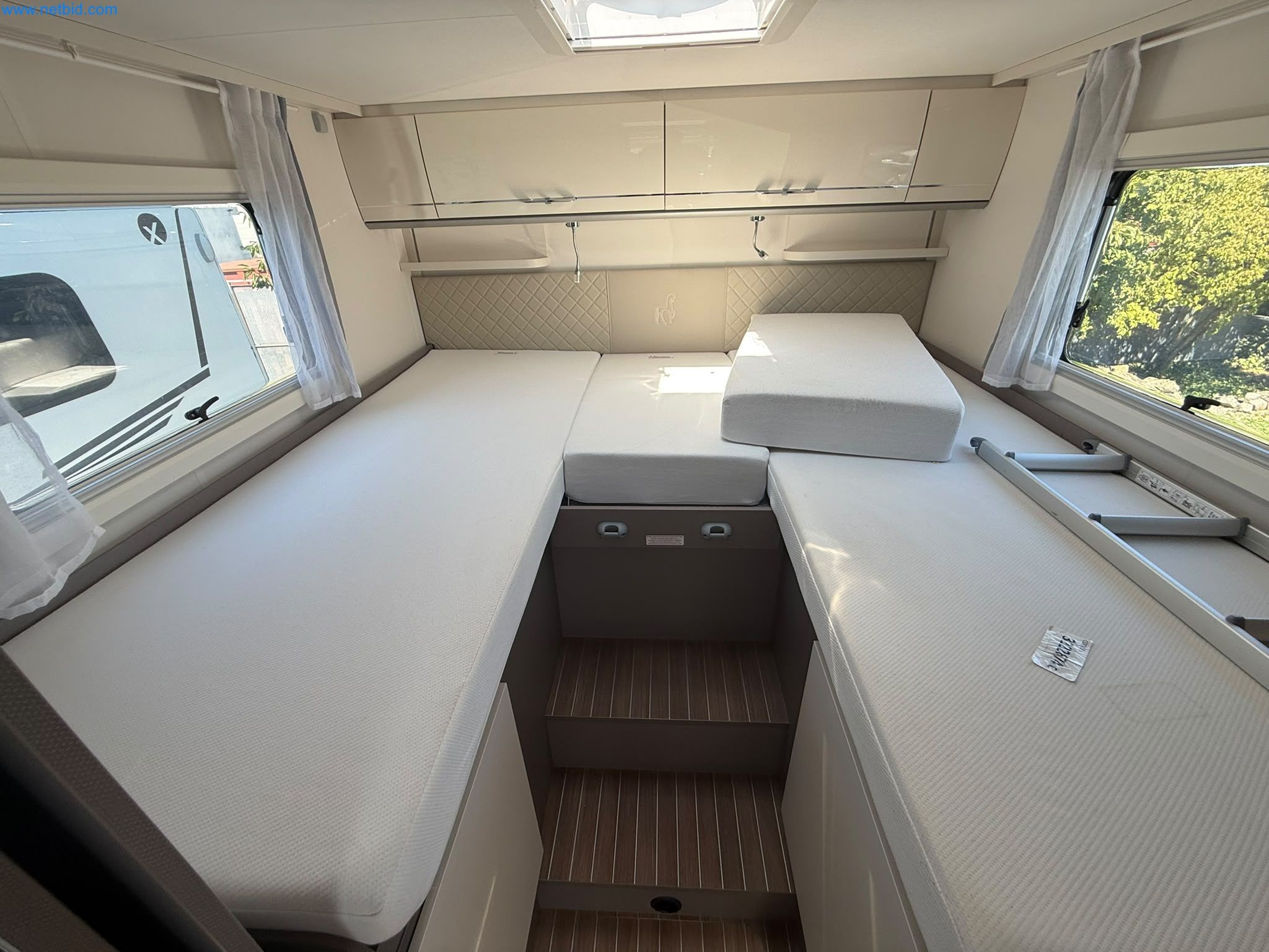 Motorhomes and recreational vehicles, travel trailers, caravan accessories, trucks, office and workshop equipment-18
