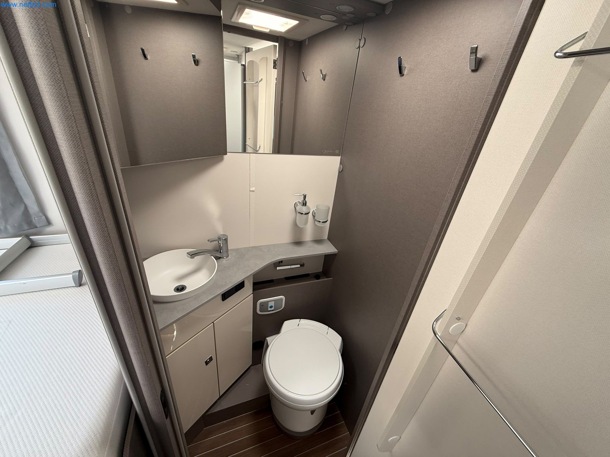 Motorhomes and recreational vehicles, travel trailers, caravan accessories, trucks, office and workshop equipment-19