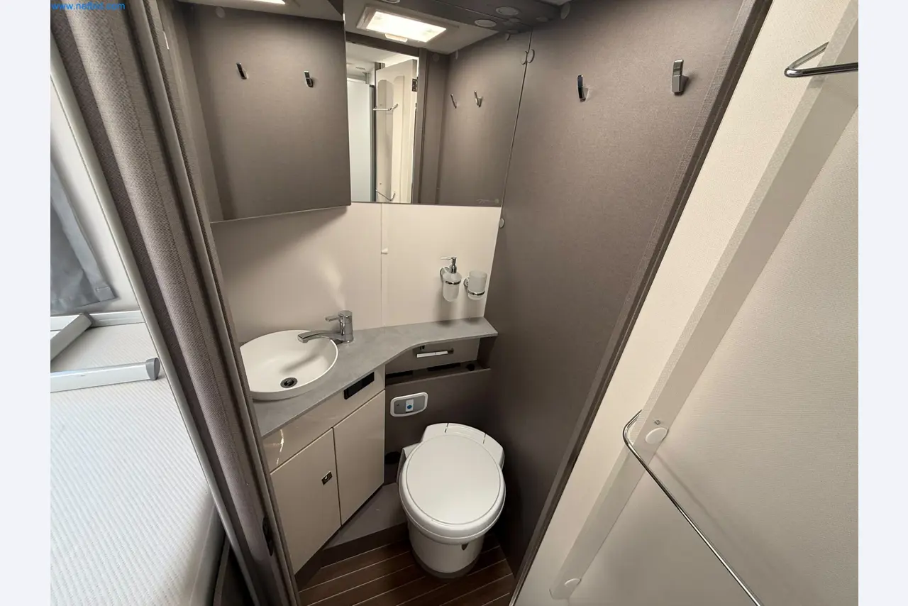 Motorhomes and recreational vehicles, travel trailers, caravan accessories, trucks, office and workshop equipment-19