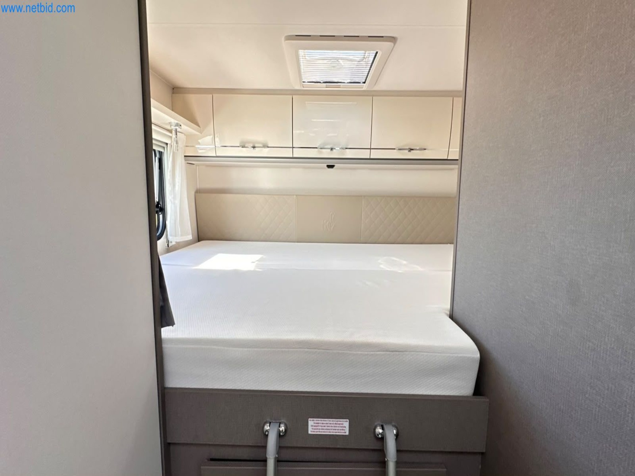 Motorhomes and recreational vehicles, travel trailers, caravan accessories, trucks, office and workshop equipment-18