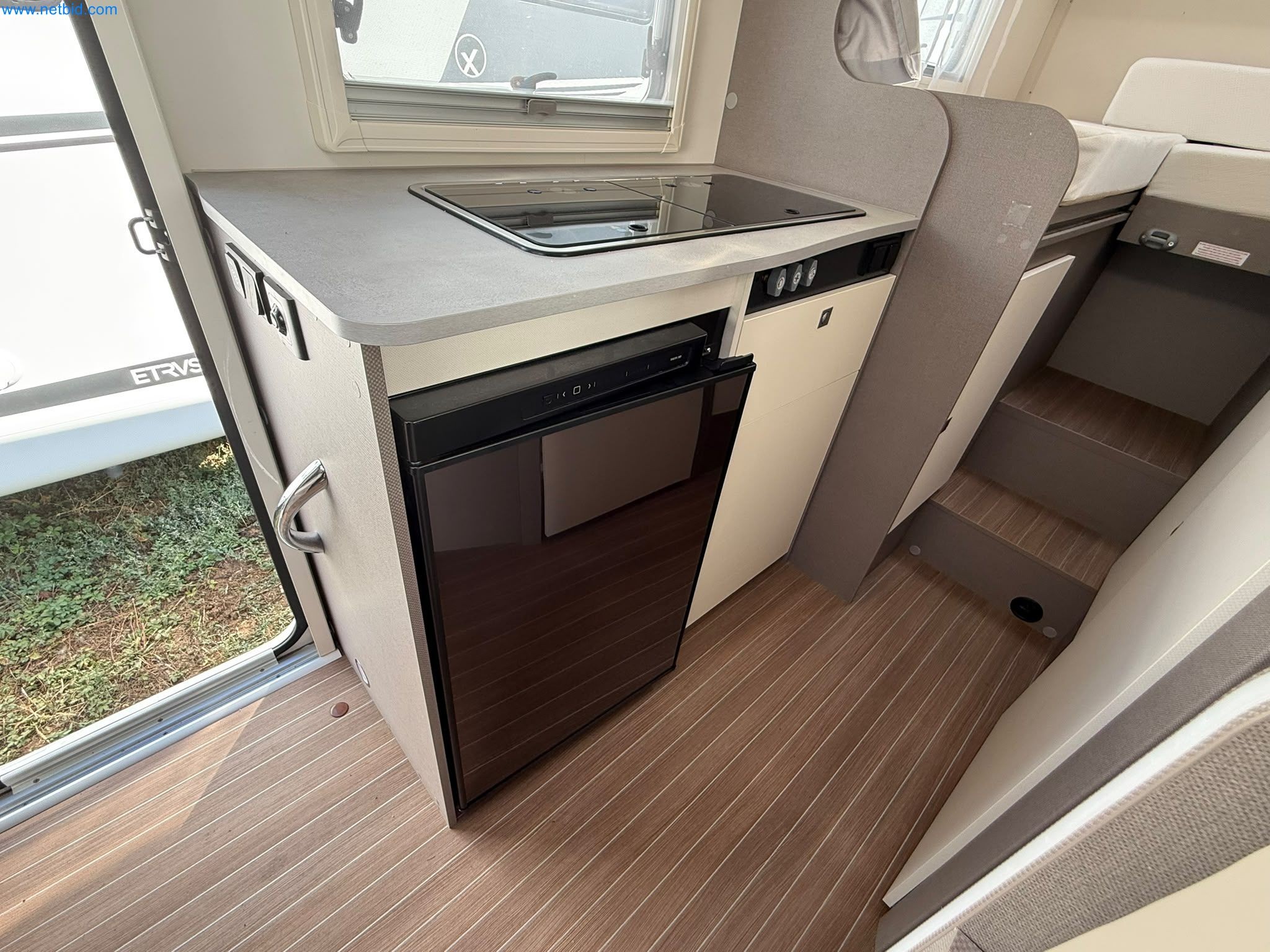 Motorhomes and recreational vehicles, travel trailers, caravan accessories, trucks, office and workshop equipment-15