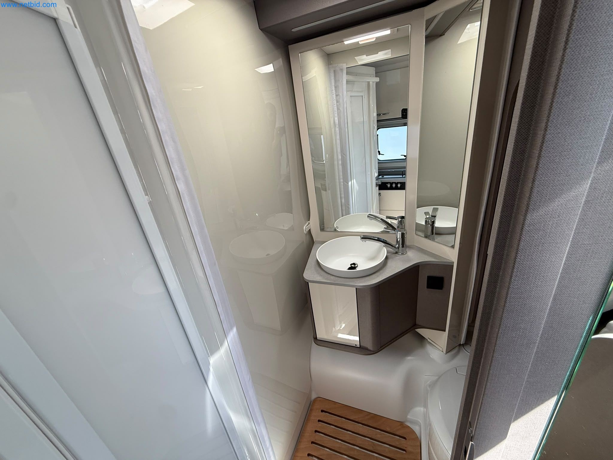 Motorhomes and recreational vehicles, travel trailers, caravan accessories, trucks, office and workshop equipment-14
