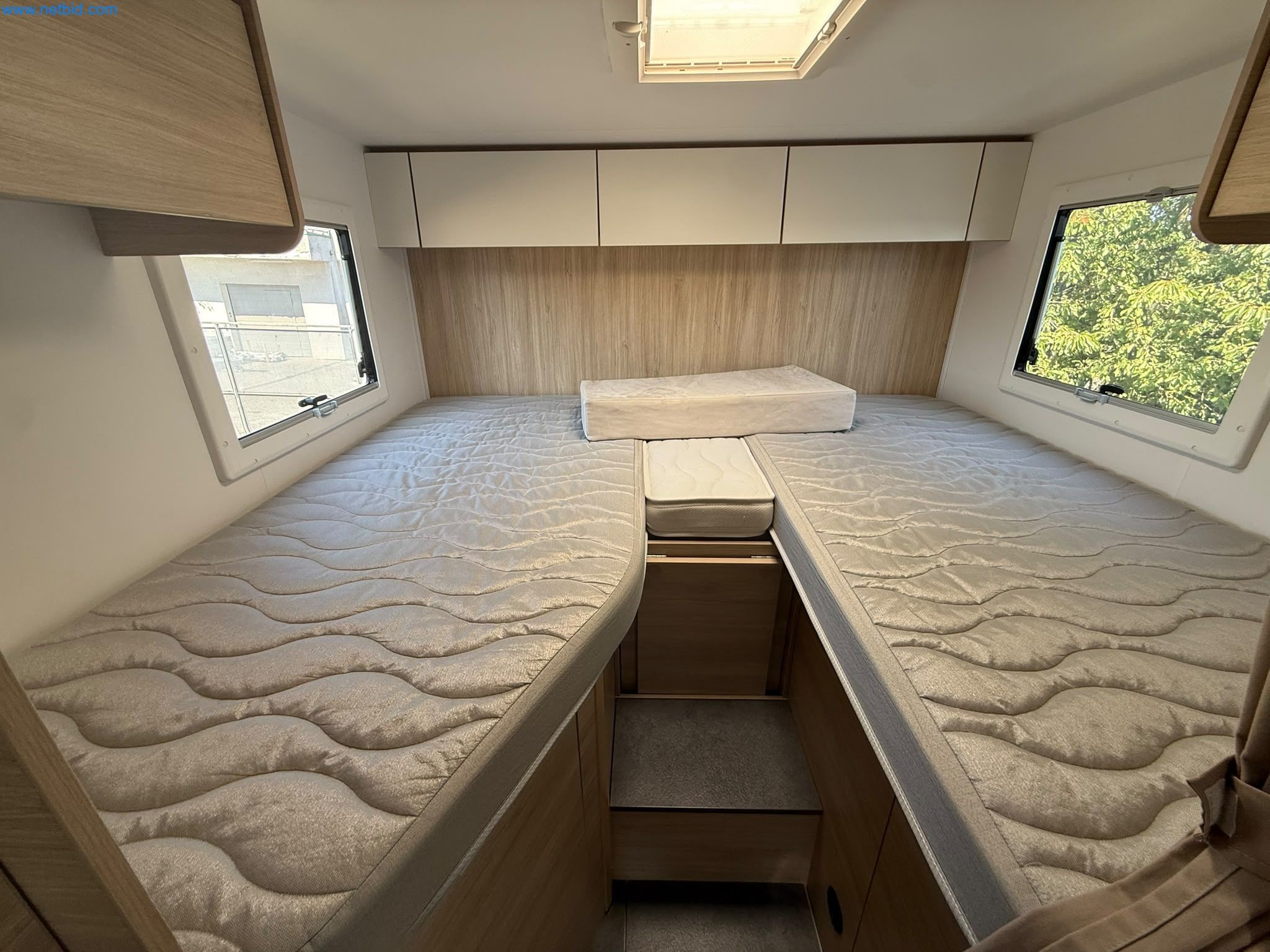 Motorhomes and recreational vehicles, travel trailers, caravan accessories, trucks, office and workshop equipment-12