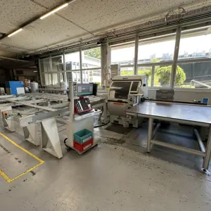 Machine from the field of industrial cutting lines and cut-to-length lines for processing aluminum and light metal profiles