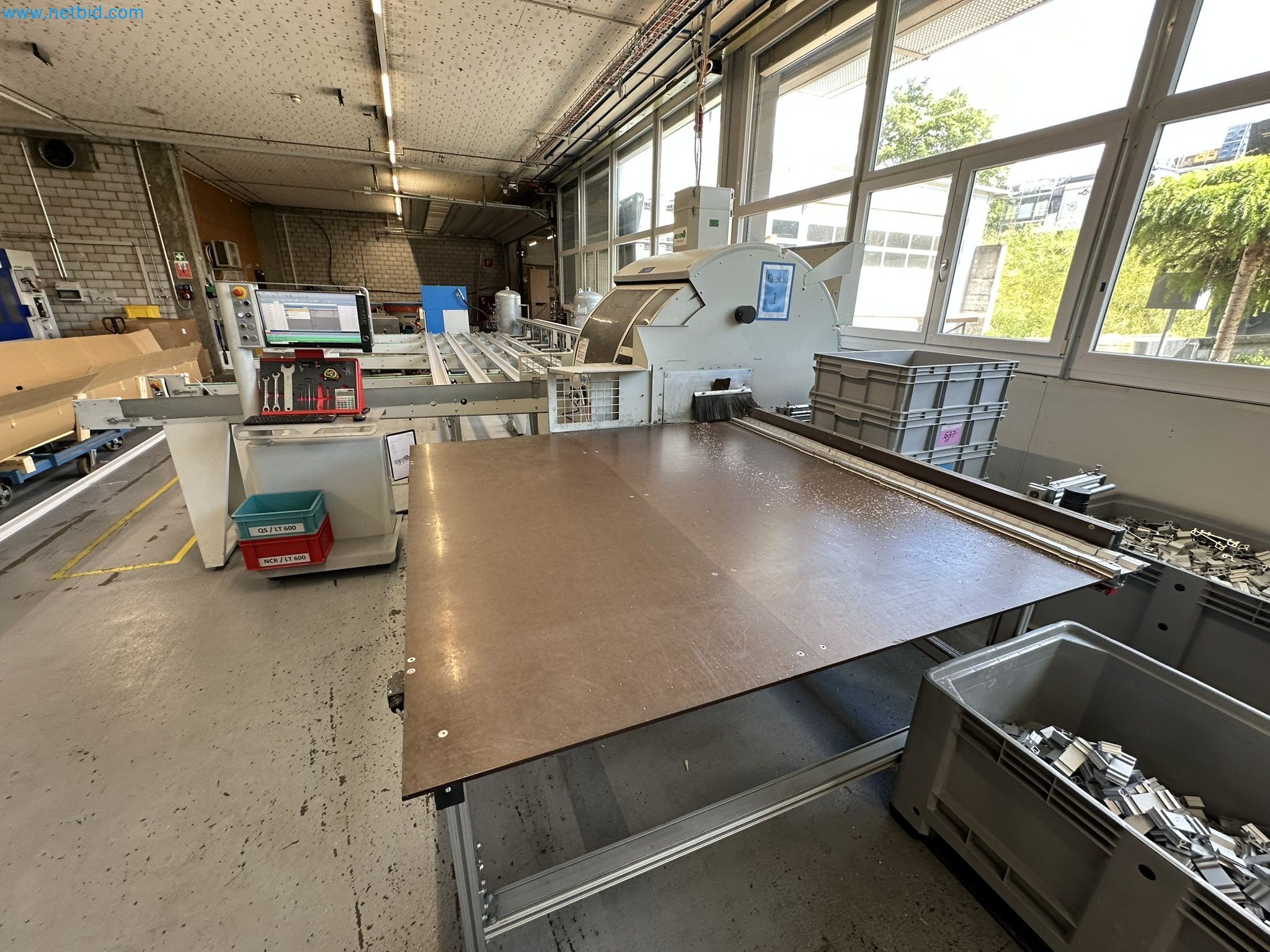 Machine from the field of industrial cutting lines and cut-to-length lines for processing aluminum and light metal profiles-15