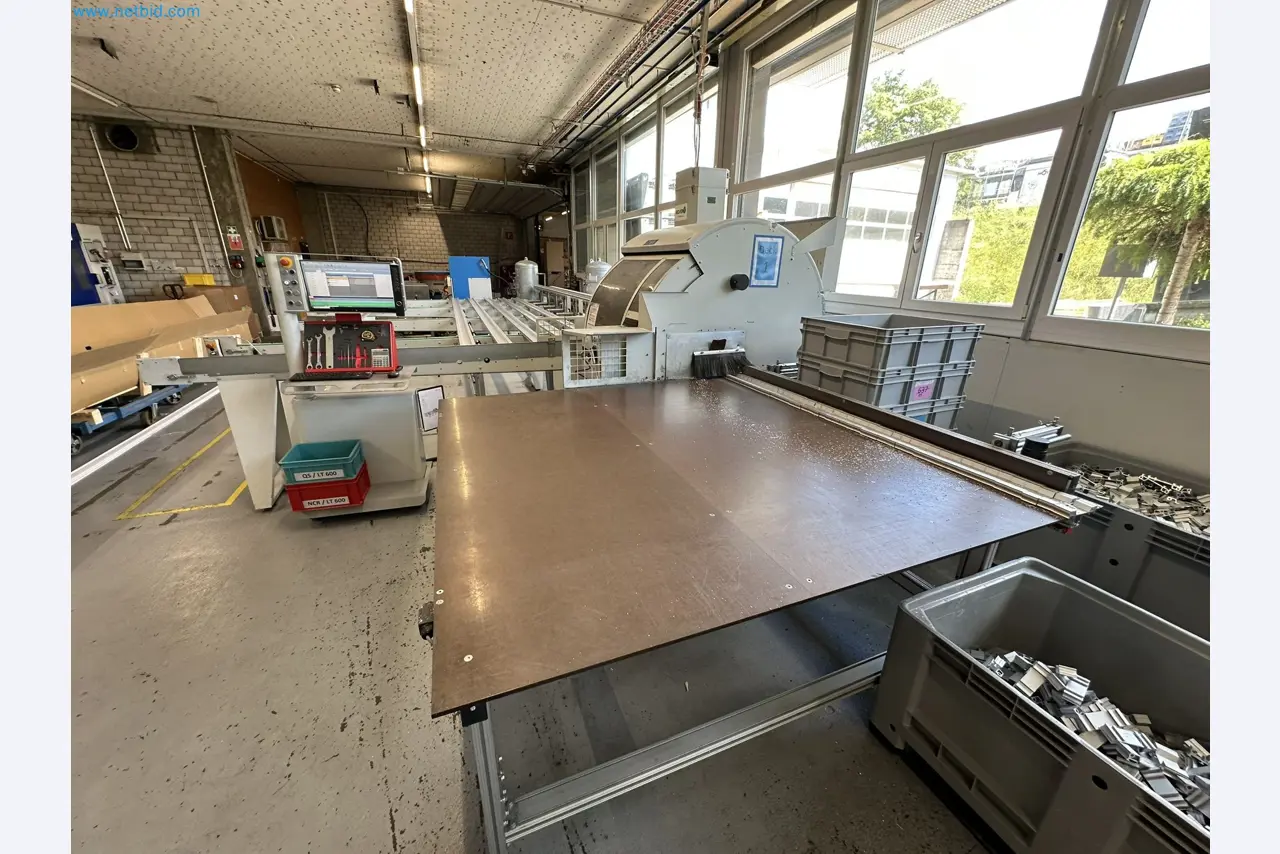 Machine from the field of industrial cutting lines and cut-to-length lines for processing aluminum and light metal profiles-15