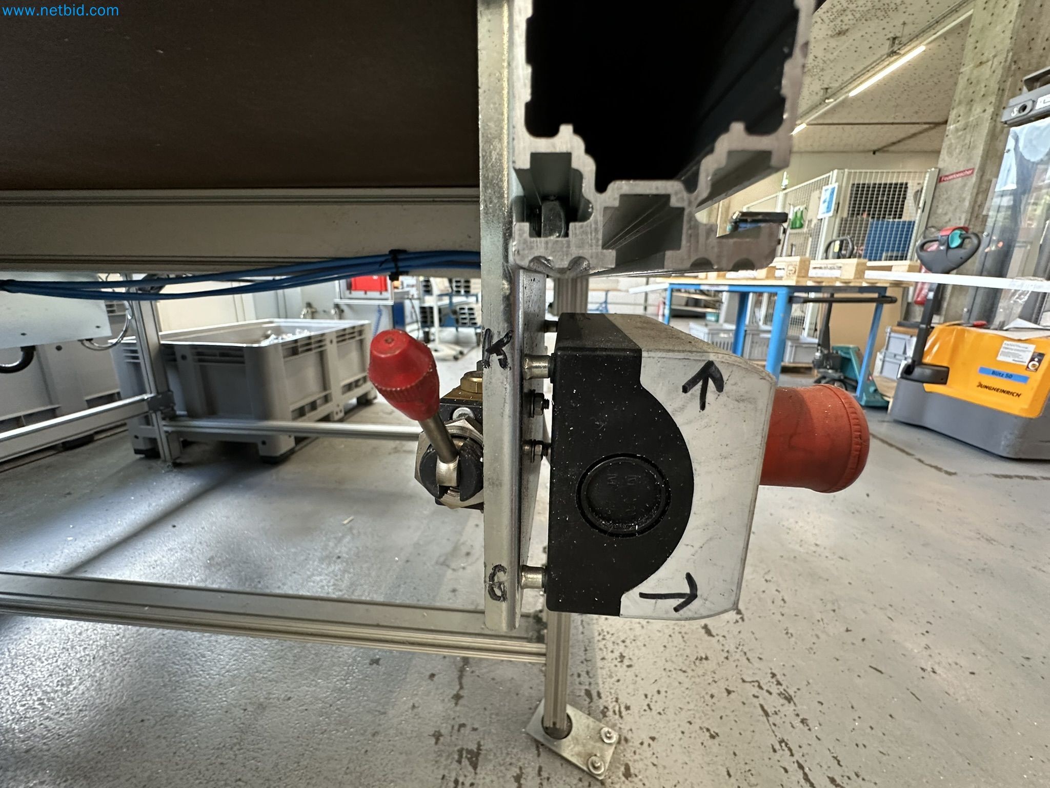 Machine from the field of industrial cutting lines and cut-to-length lines for processing aluminum and light metal profiles-16