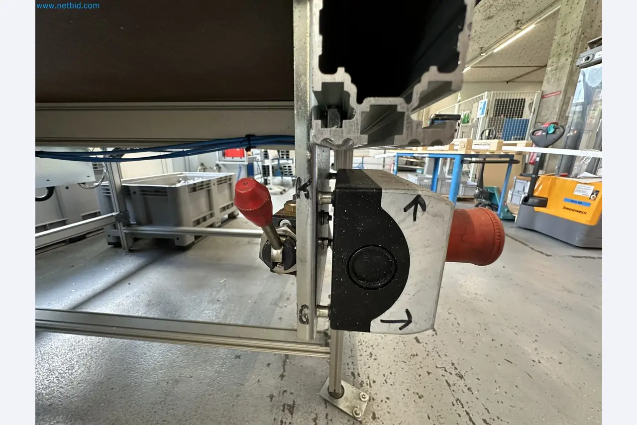 Machine from the field of industrial cutting lines and cut-to-length lines for processing aluminum and light metal profiles-16