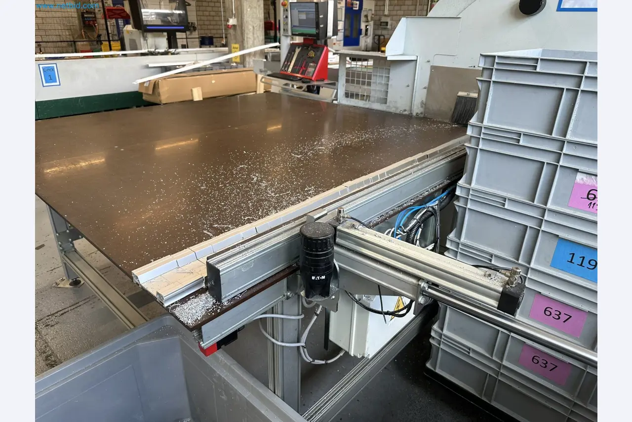 Machine from the field of industrial cutting lines and cut-to-length lines for processing aluminum and light metal profiles-17