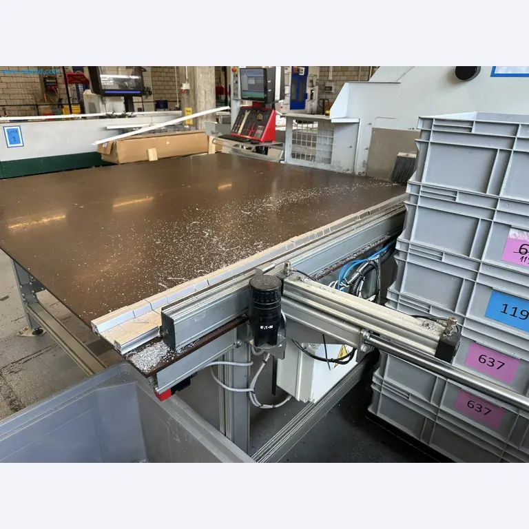 Machine from the field of industrial cutting lines and cut-to-length lines for processing aluminum and light metal profiles-17