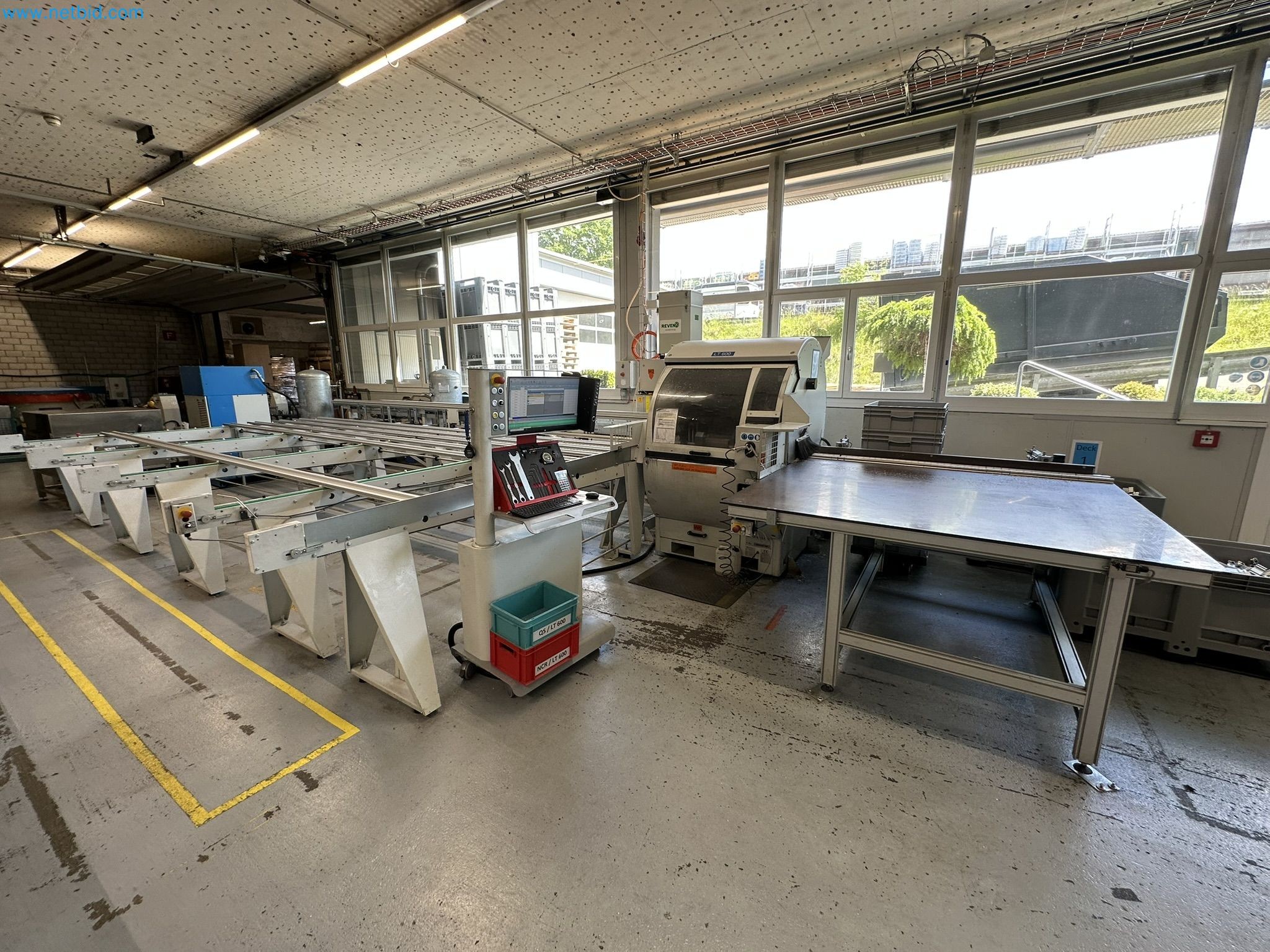 Machine from the field of industrial cutting lines and cut-to-length lines for processing aluminum and light metal profiles-1