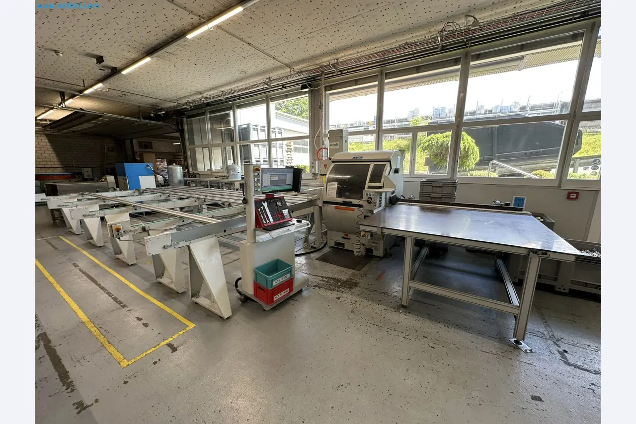 Machine from the field of industrial cutting lines and cut-to-length lines for processing aluminum and light metal profiles-1