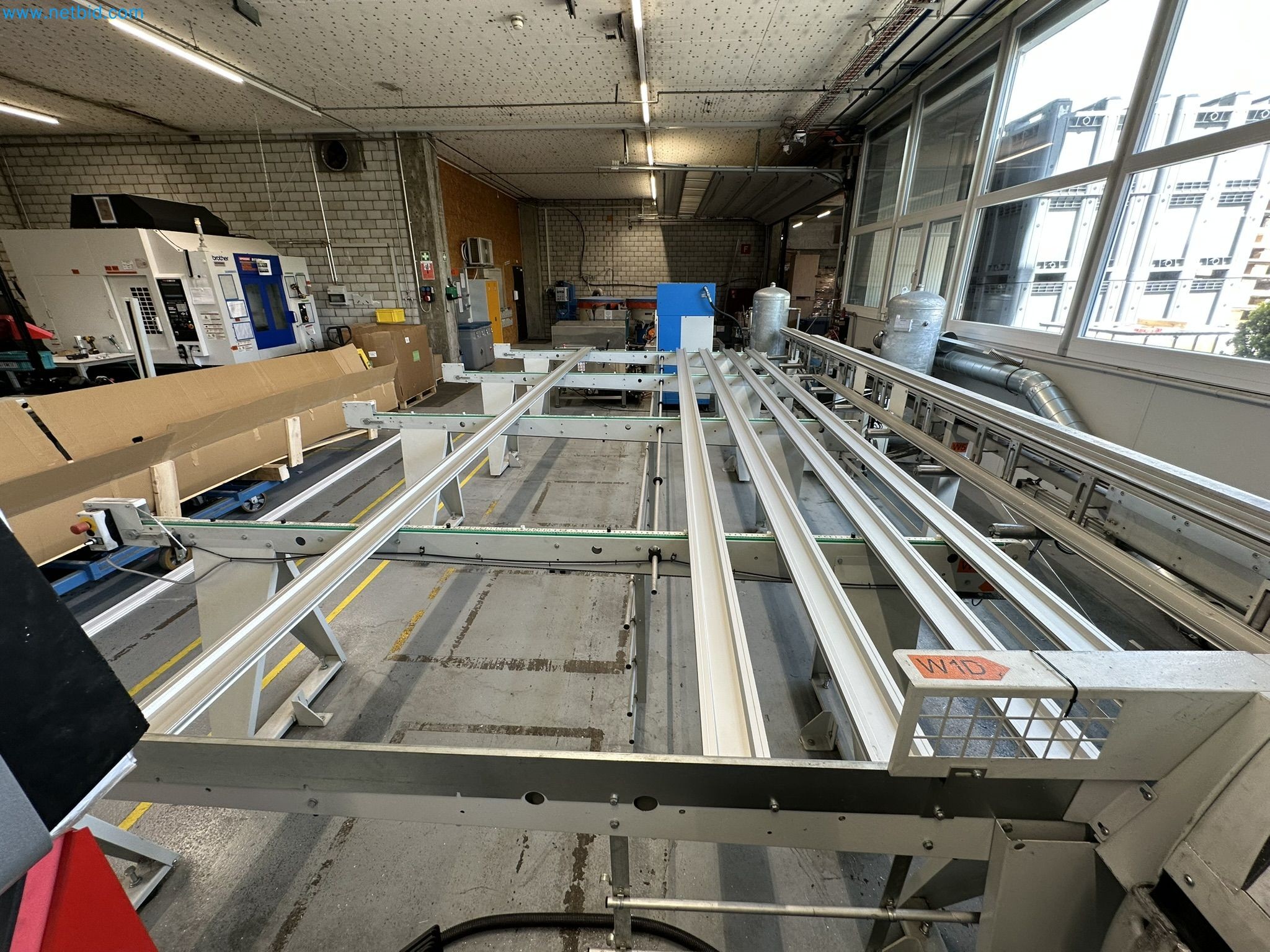 Machine from the field of industrial cutting lines and cut-to-length lines for processing aluminum and light metal profiles-5