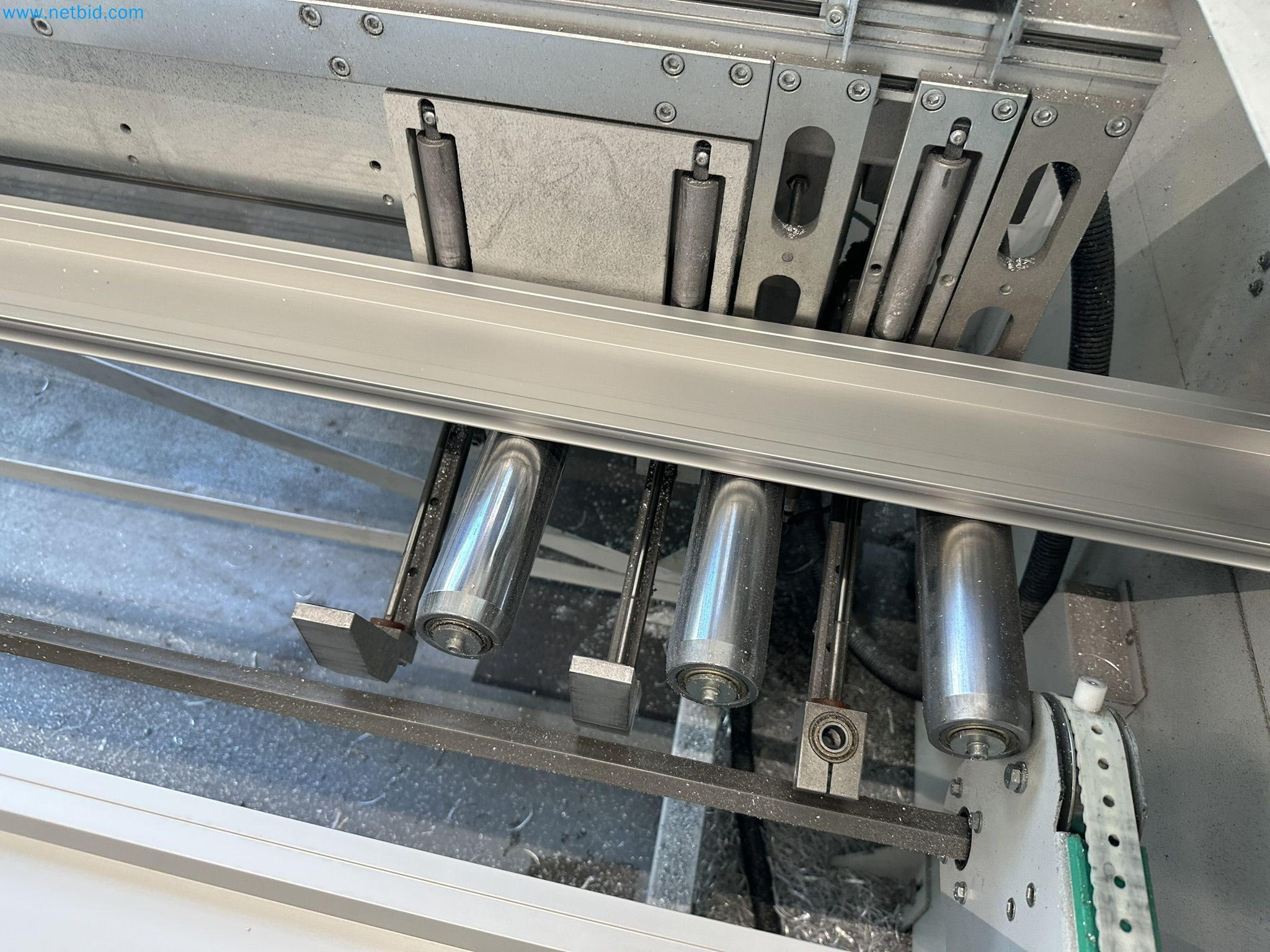 Machine from the field of industrial cutting lines and cut-to-length lines for processing aluminum and light metal profiles-6