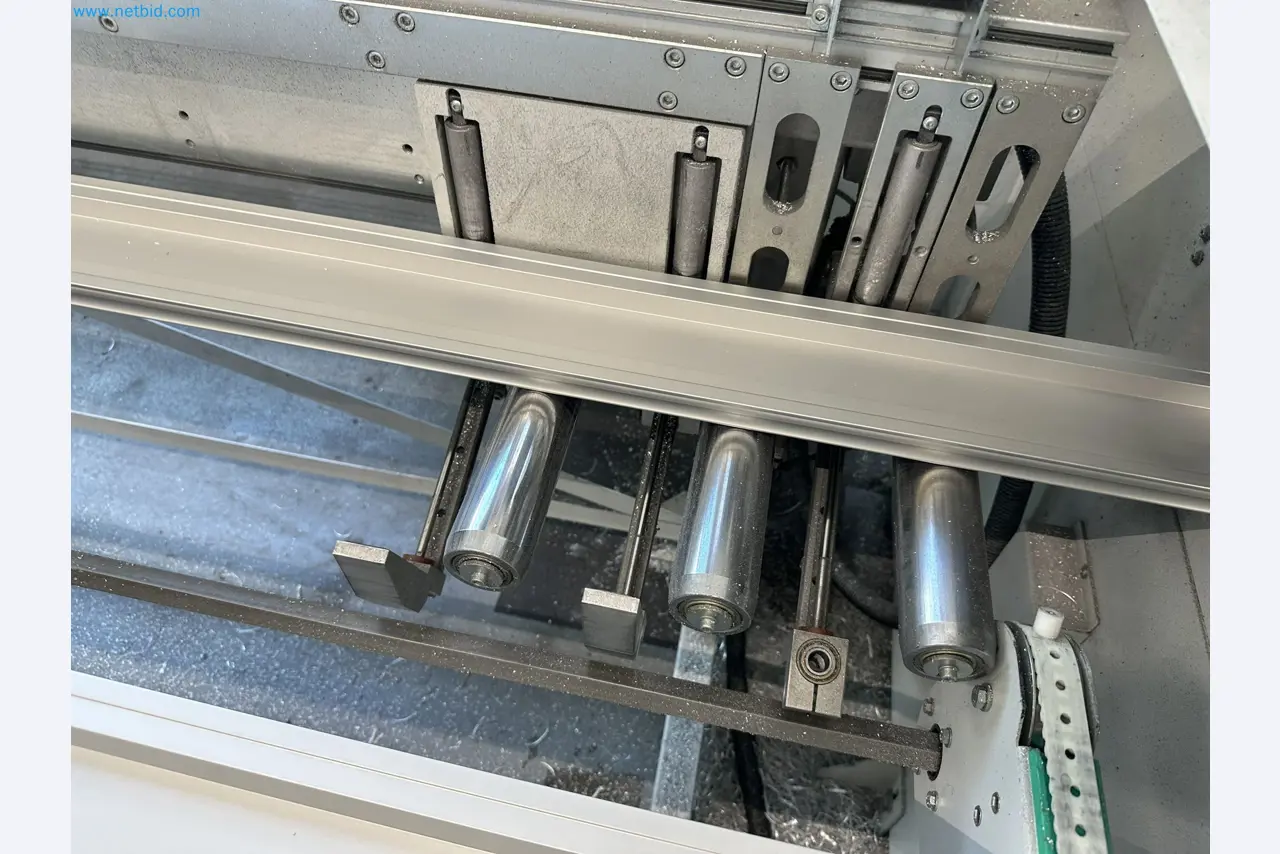 Machine from the field of industrial cutting lines and cut-to-length lines for processing aluminum and light metal profiles-6