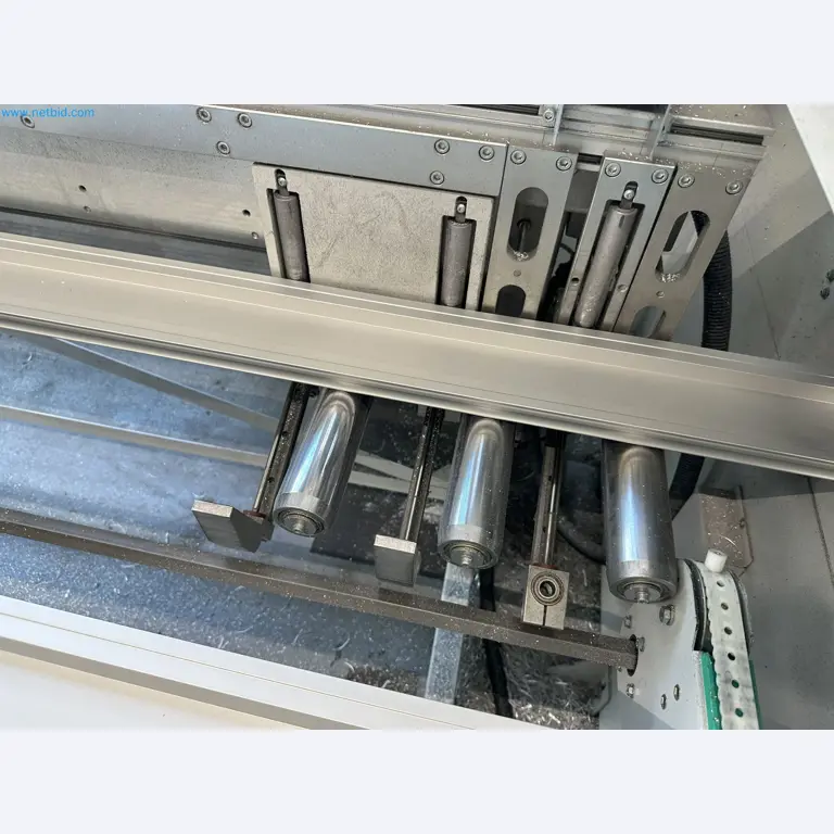 Machine from the field of industrial cutting lines and cut-to-length lines for processing aluminum and light metal profiles-6
