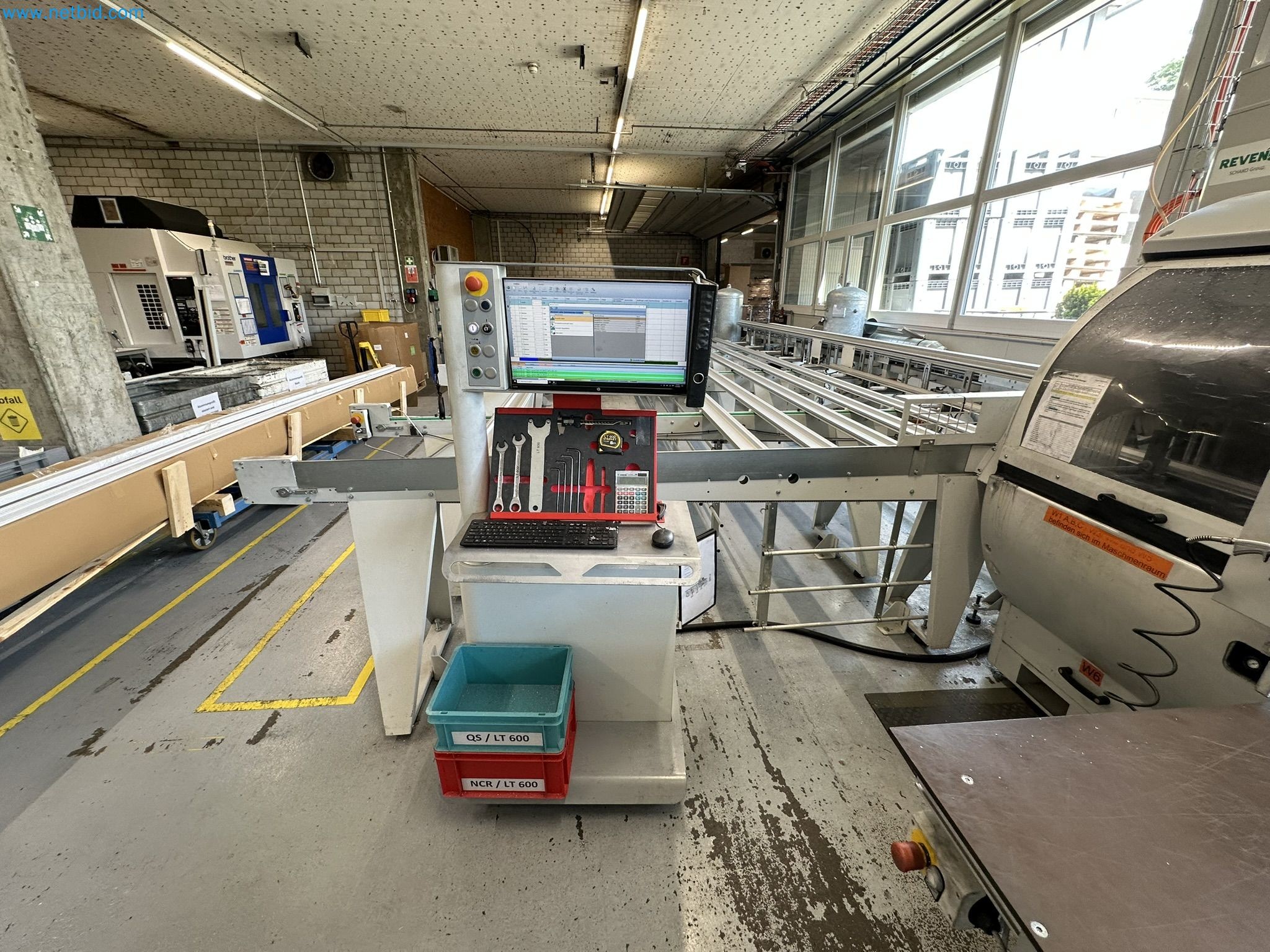 Machine from the field of industrial cutting lines and cut-to-length lines for processing aluminum and light metal profiles-7