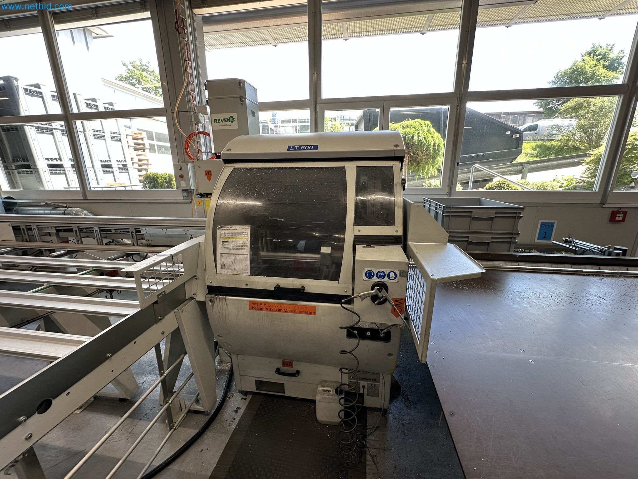 Machine from the field of industrial cutting lines and cut-to-length lines for processing aluminum and light metal profiles-9