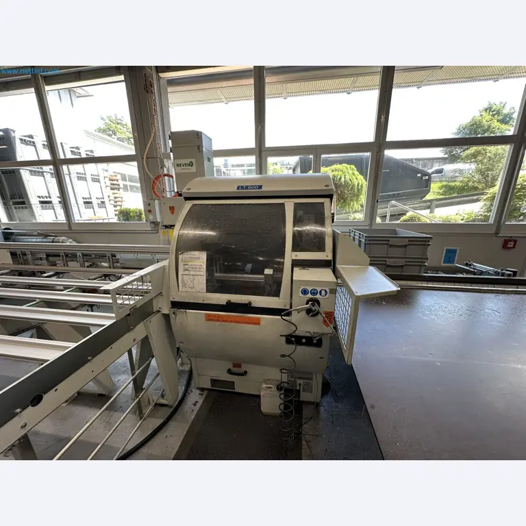 Machine from the field of industrial cutting lines and cut-to-length lines for processing aluminum and light metal profiles-9