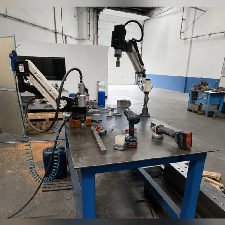 2 Gelenkarm-Bohr- und Gewindeschneidmaschine mit Tisch GRAPHITE TECHNOLOGIES
