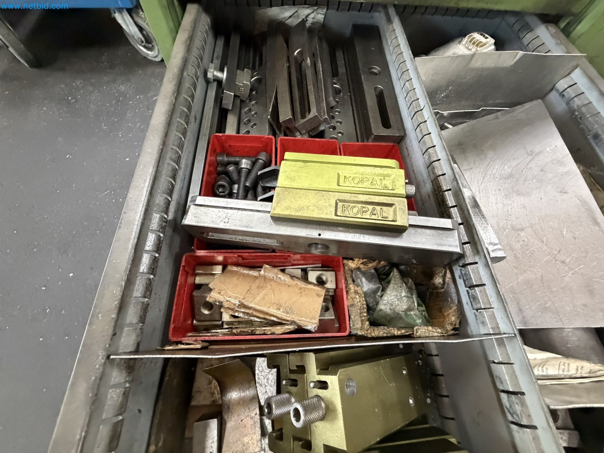 Centres d'usinage, tours, appareils de soudage destinés au secteur de la construction mécanique et de la serrurerie
-53
