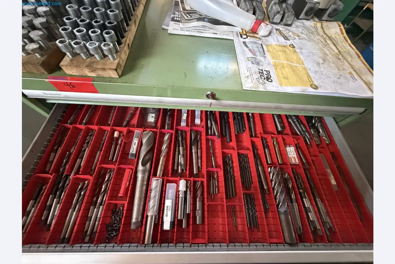 Centra obróbcze, tokarki, urządzenia spawalnicze z dziedziny budowy maszyn i ślusarstwa
-51