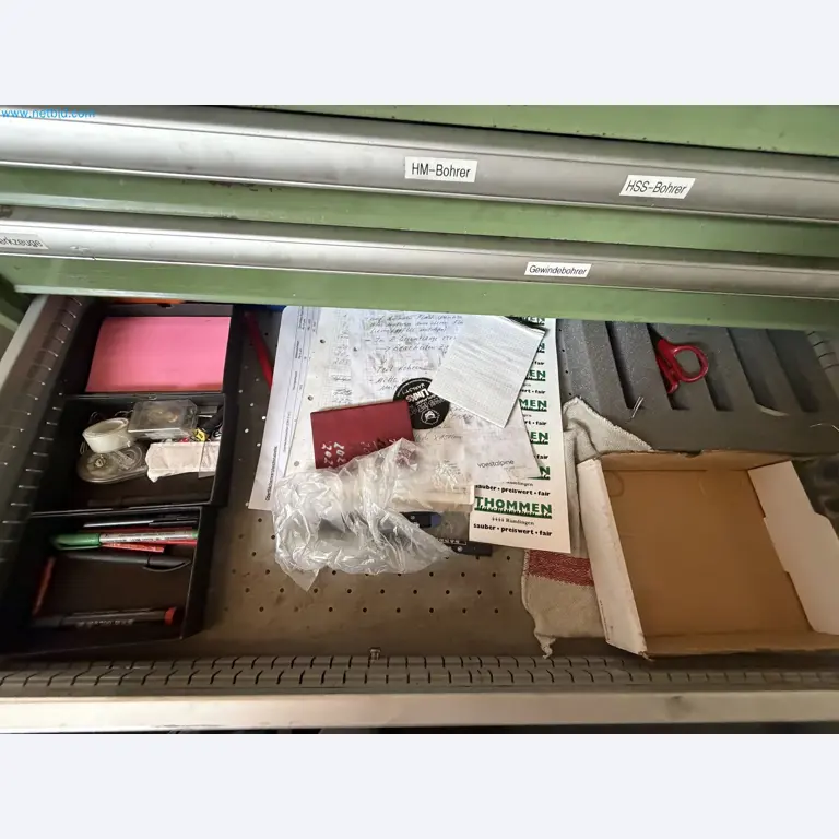 Centra obróbcze, tokarki, urządzenia spawalnicze z dziedziny budowy maszyn i ślusarstwa
-53
