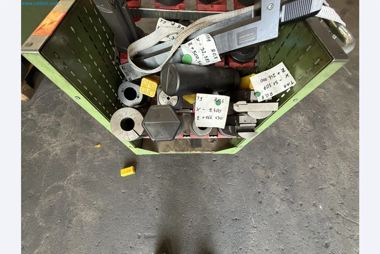 Centra obróbcze, tokarki, urządzenia spawalnicze z dziedziny budowy maszyn i ślusarstwa
-72
