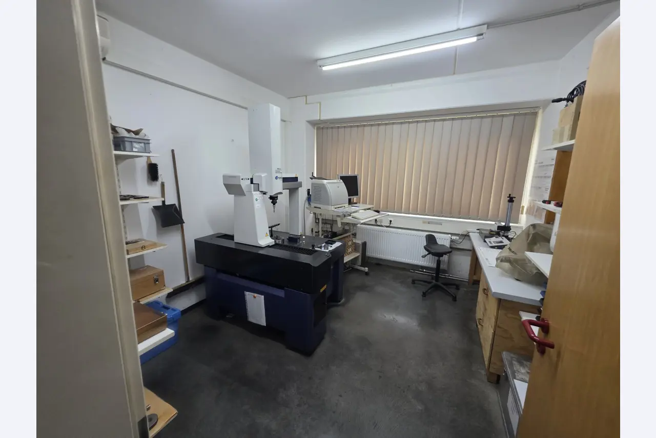 4-axis metal machining center, CNC lathes, workshop equipment, vehicles-11