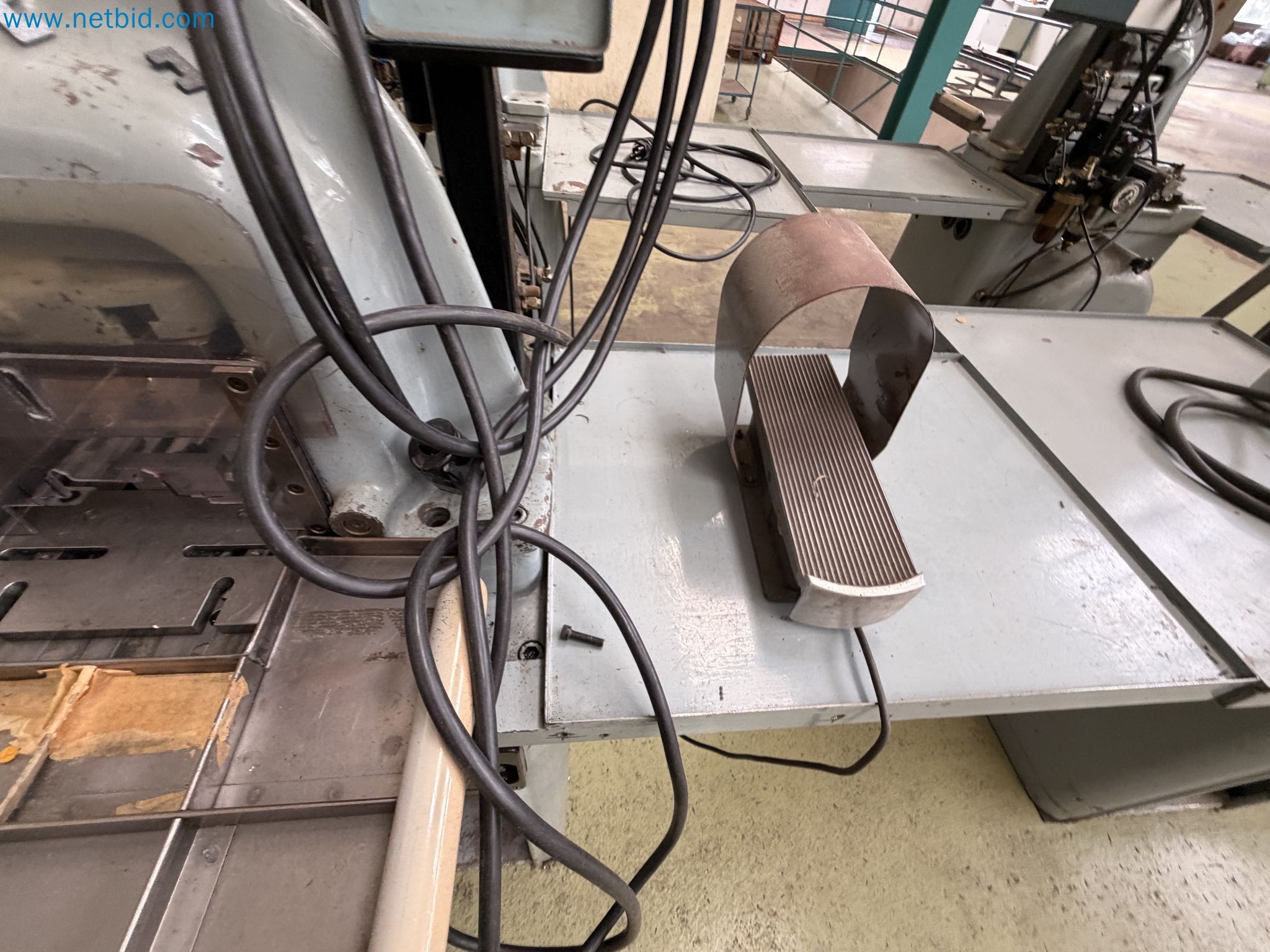 Closure of the Amiet Workshop: Swiss quality in bag lock manufacturing
-12