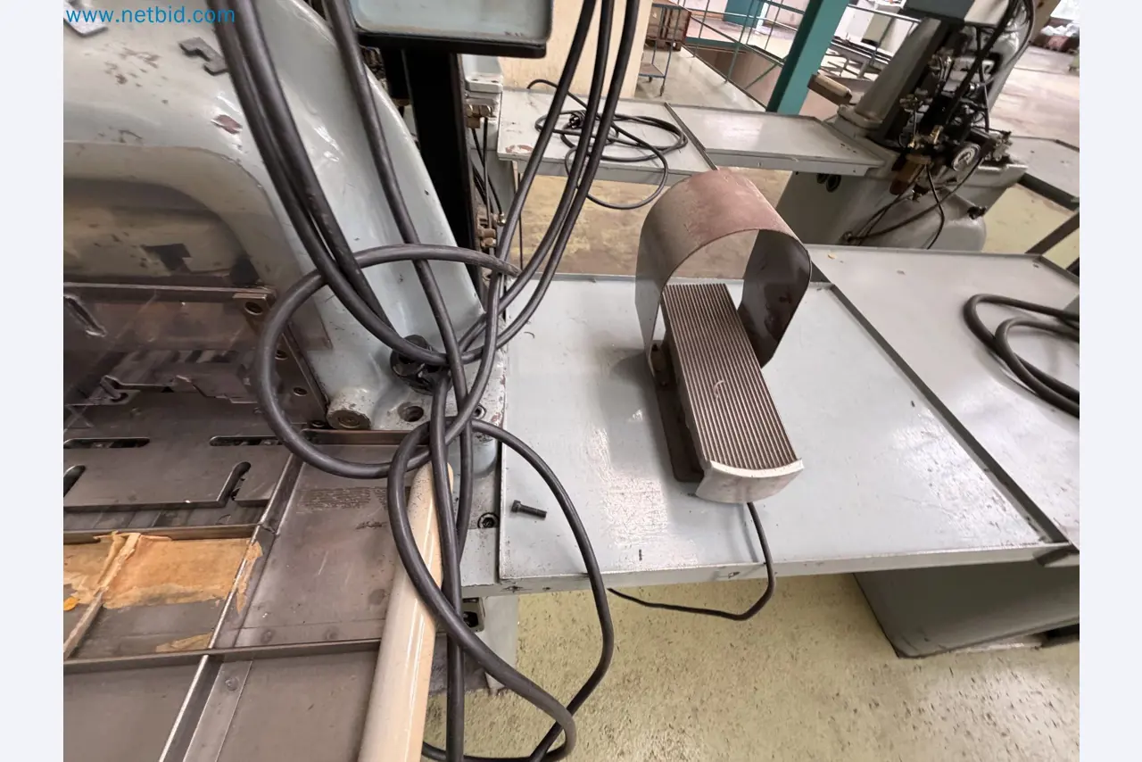 Closure of the Amiet Workshop: Swiss quality in bag lock manufacturing
-12