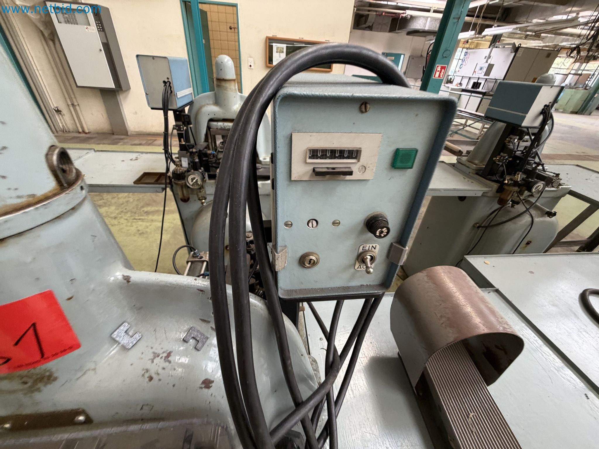 Closure of the Amiet Workshop: Swiss quality in bag lock manufacturing
-13
