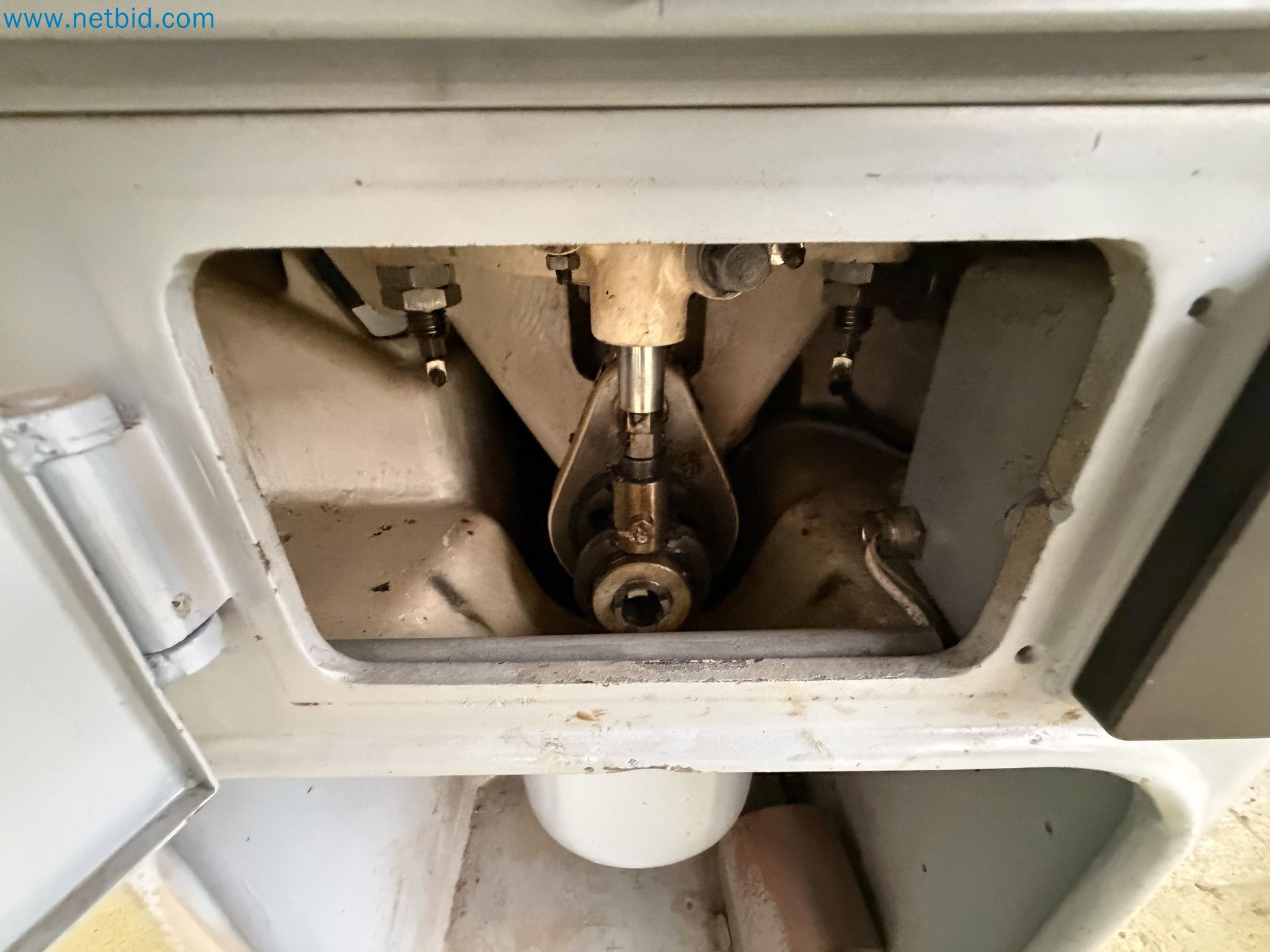 Closure of the Amiet Workshop: Swiss quality in bag lock manufacturing
-16