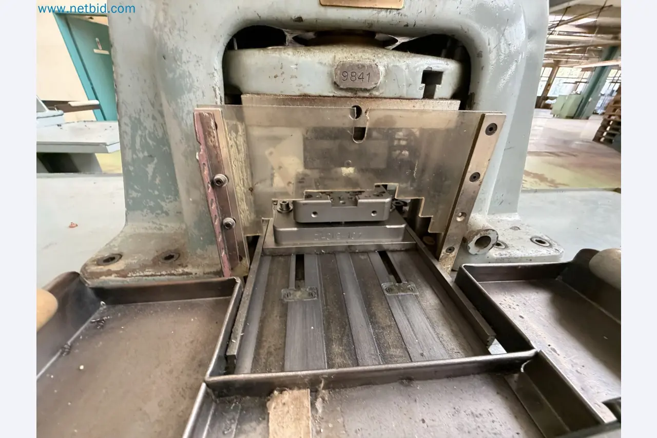Closure of the Amiet Workshop: Swiss quality in bag lock manufacturing
-21