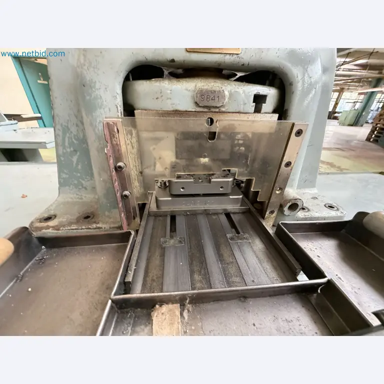 Closure of the Amiet Workshop: Swiss quality in bag lock manufacturing
-21
