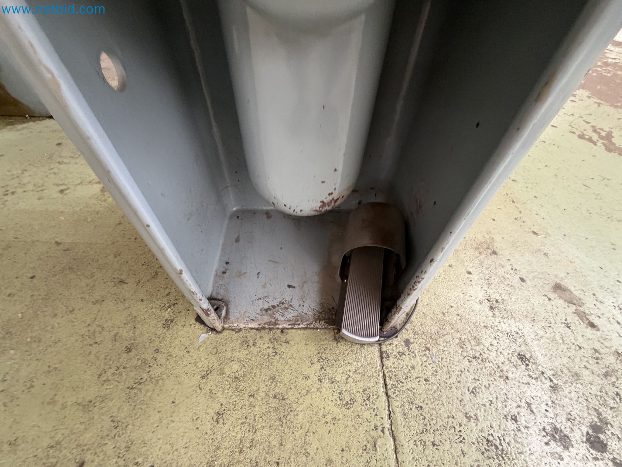 Closure of the Amiet Workshop: Swiss quality in bag lock manufacturing
-24