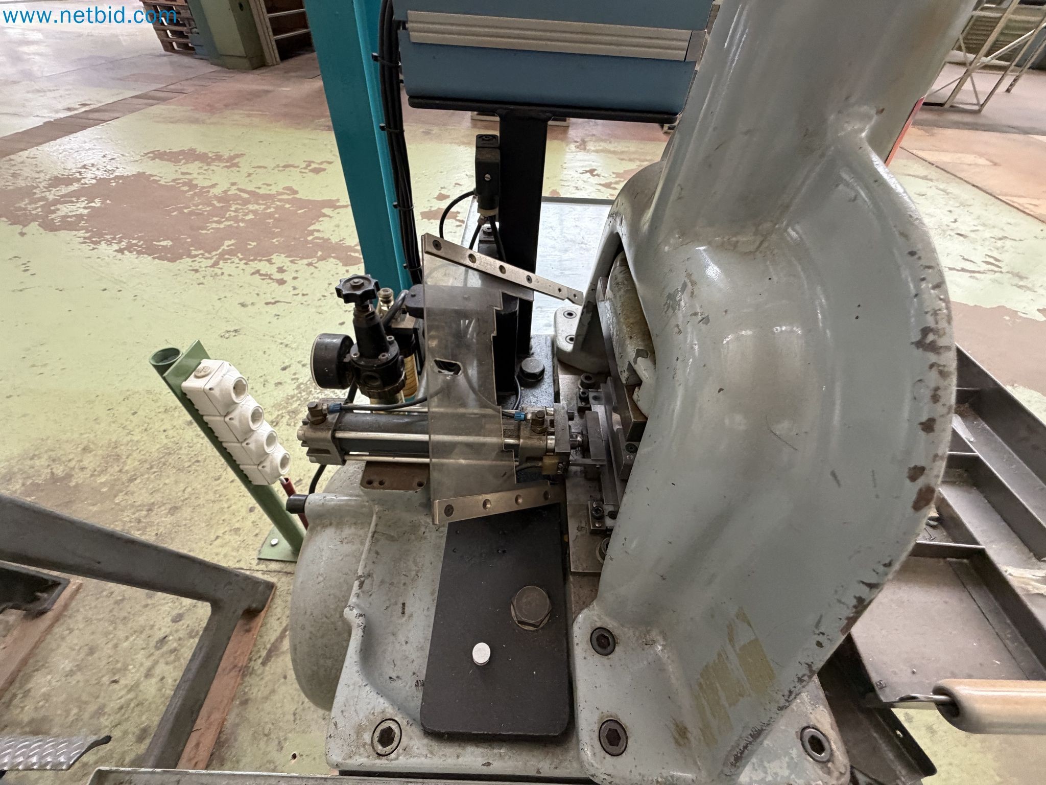 Closure of the Amiet Workshop: Swiss quality in bag lock manufacturing
-27