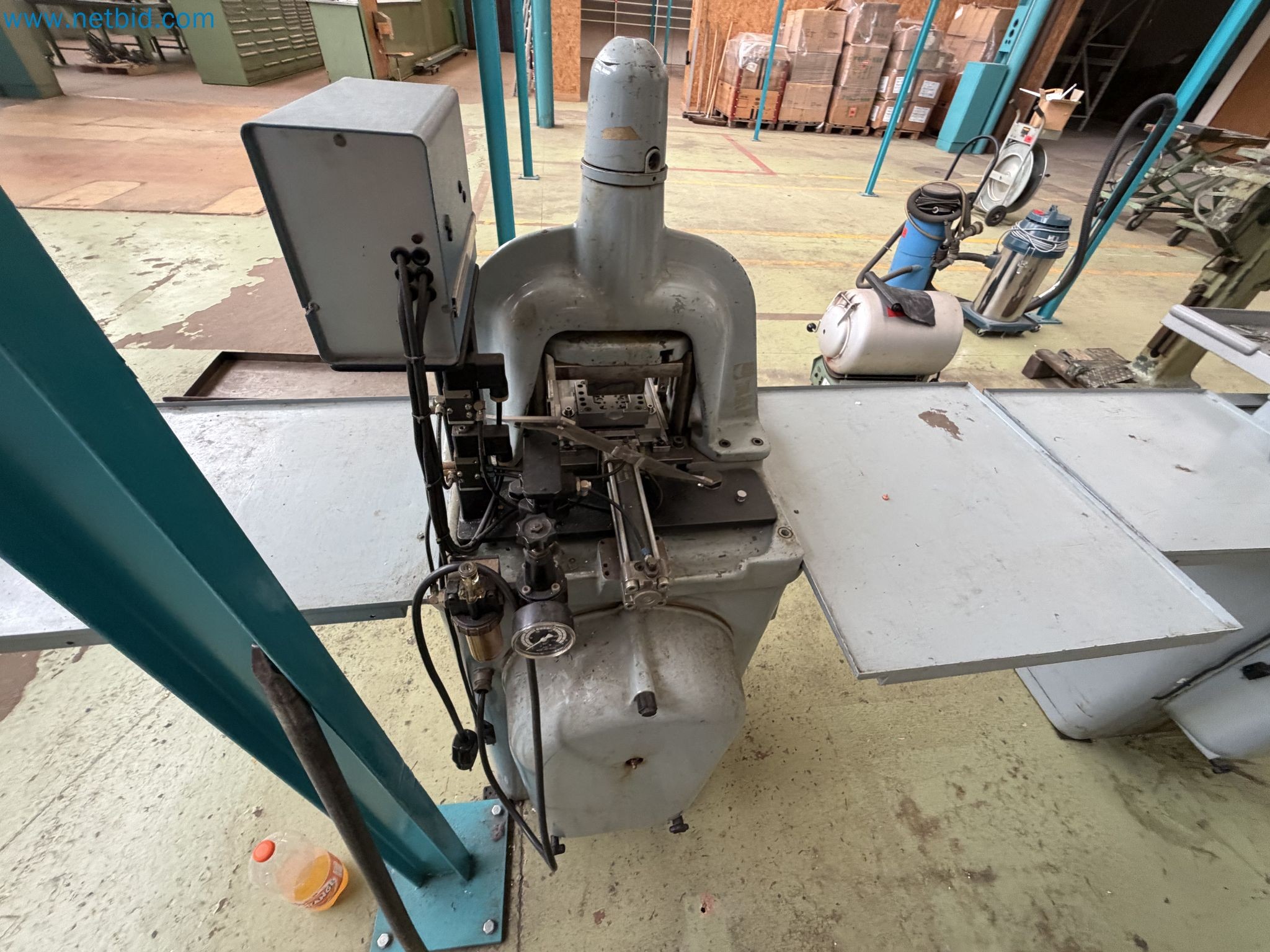 Closure of the Amiet Workshop: Swiss quality in bag lock manufacturing
-28
