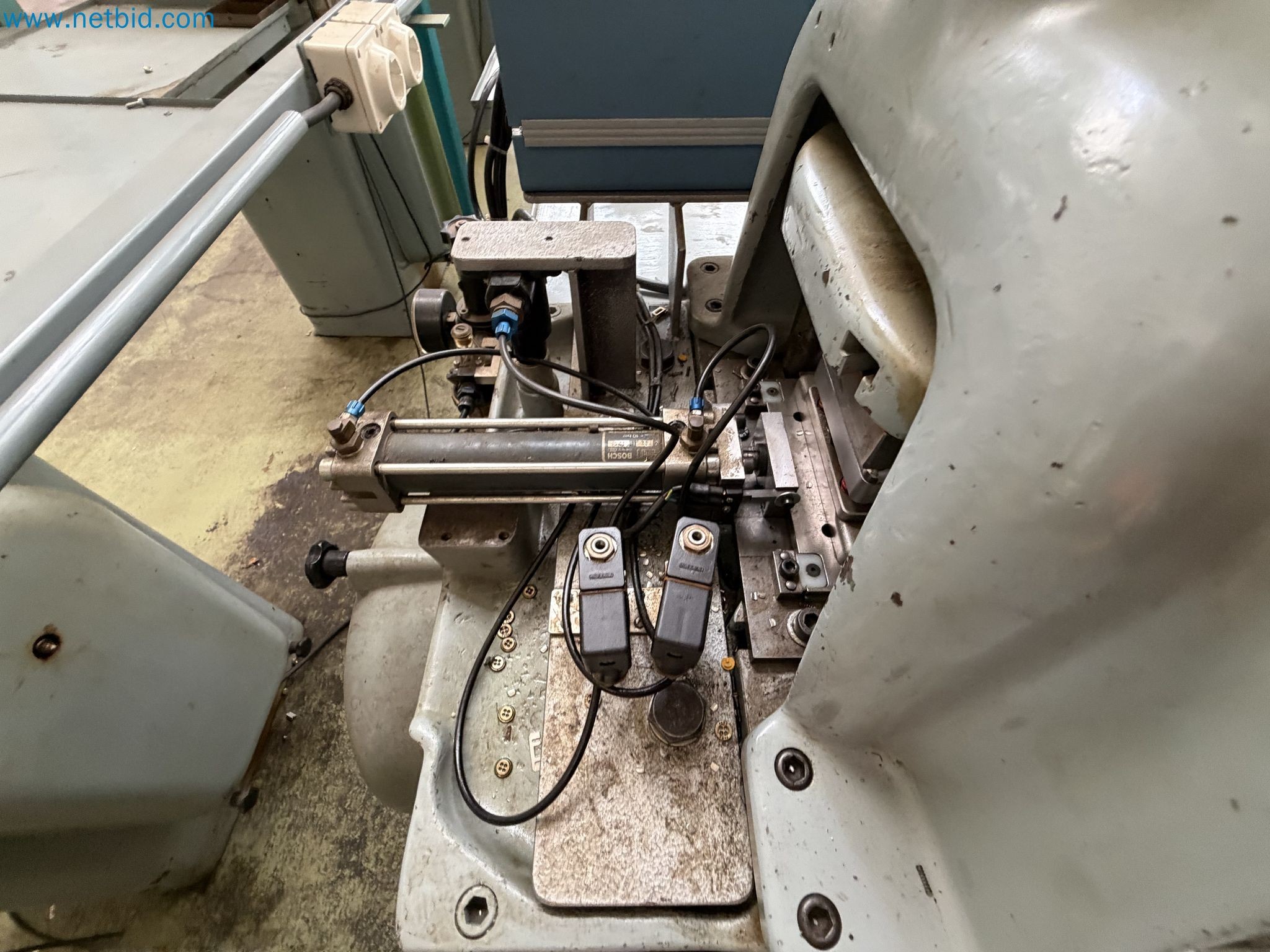 Closure of the Amiet Workshop: Swiss quality in bag lock manufacturing
-6