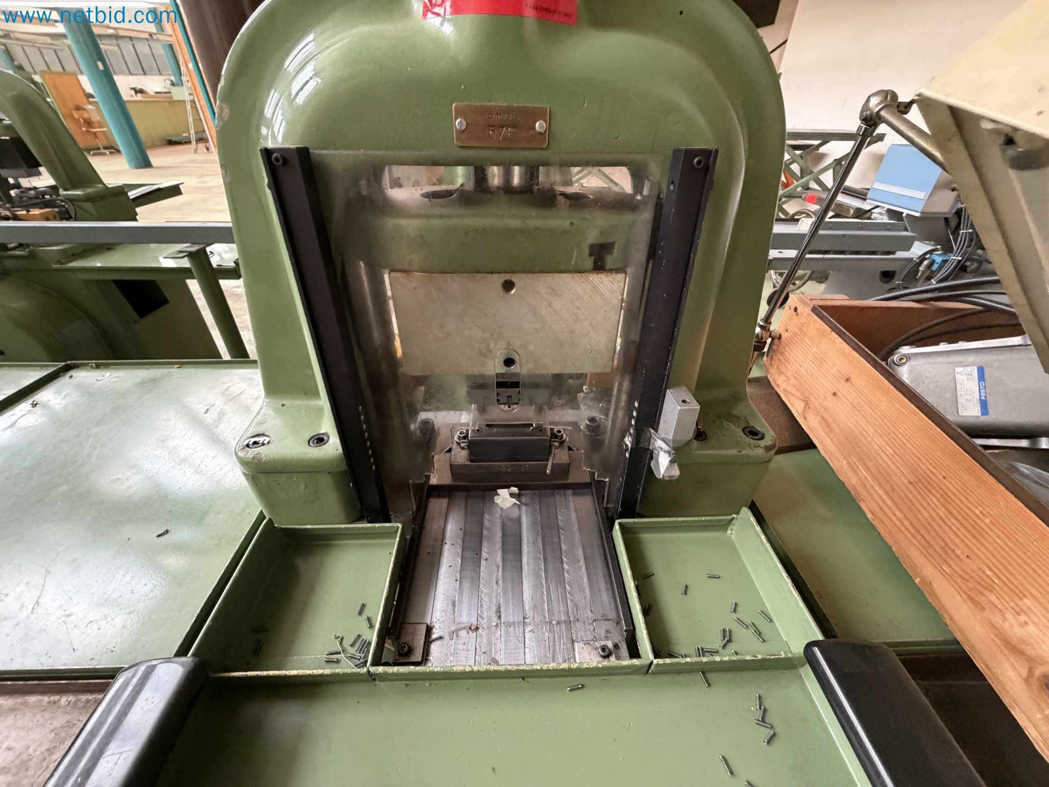 Closure of the Amiet Workshop: Swiss quality in bag lock manufacturing
-10