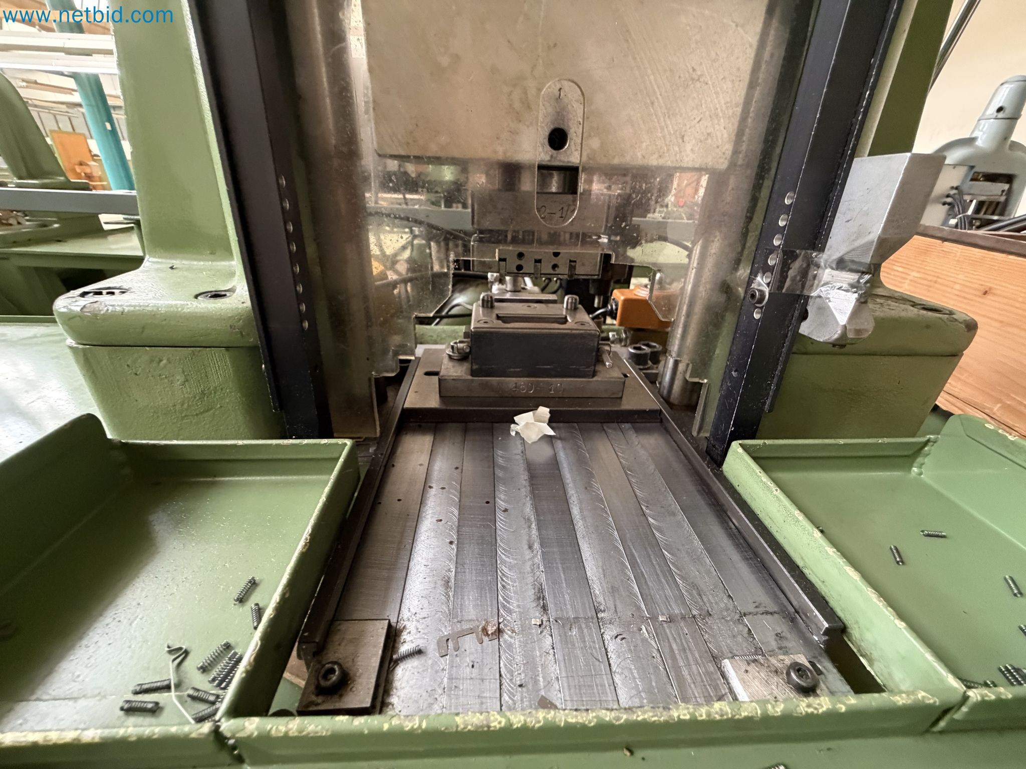 Closure of the Amiet Workshop: Swiss quality in bag lock manufacturing
-11