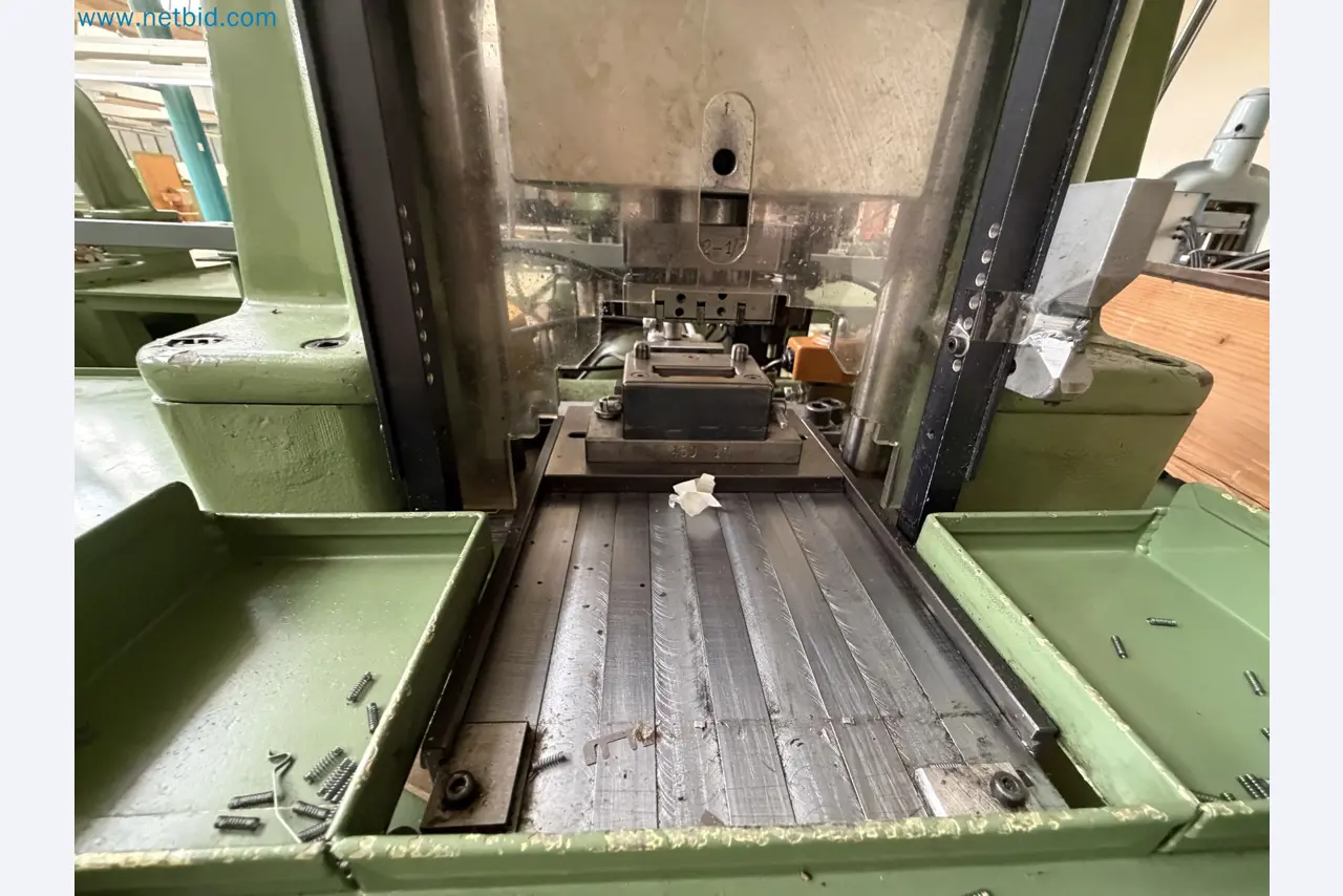 Closure of the Amiet Workshop: Swiss quality in bag lock manufacturing
-11