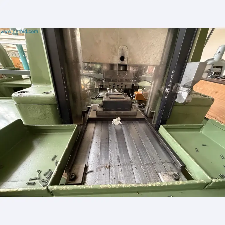 Closure of the Amiet Workshop: Swiss quality in bag lock manufacturing
-11