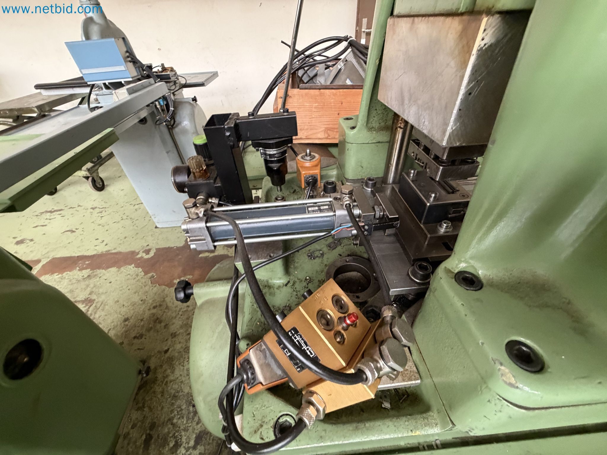 Closure of the Amiet Workshop: Swiss quality in bag lock manufacturing
-15