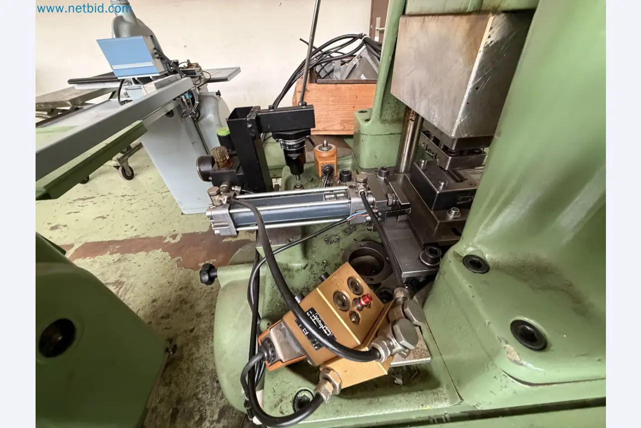 Closure of the Amiet Workshop: Swiss quality in bag lock manufacturing
-15