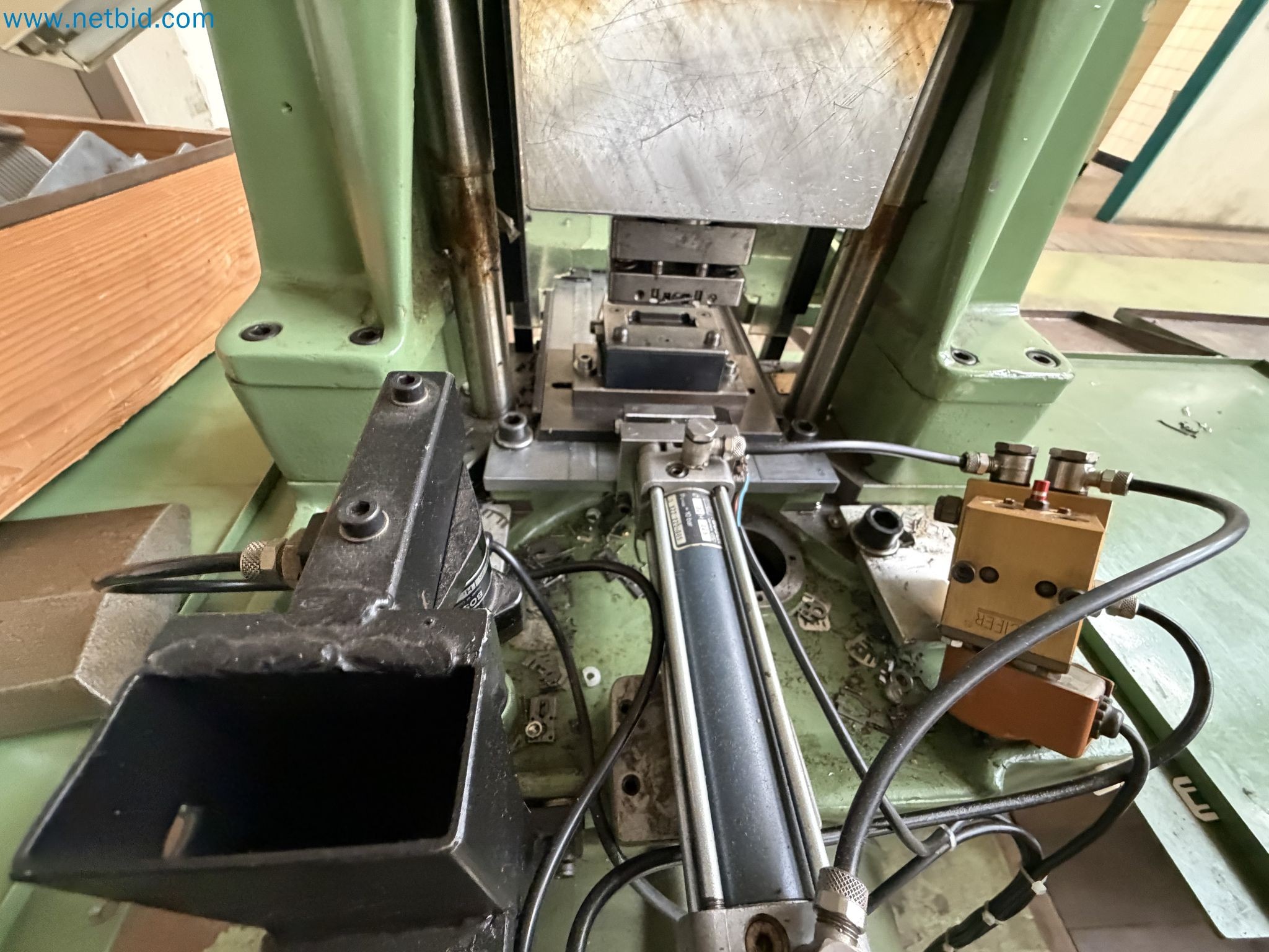 Closure of the Amiet Workshop: Swiss quality in bag lock manufacturing
-16
