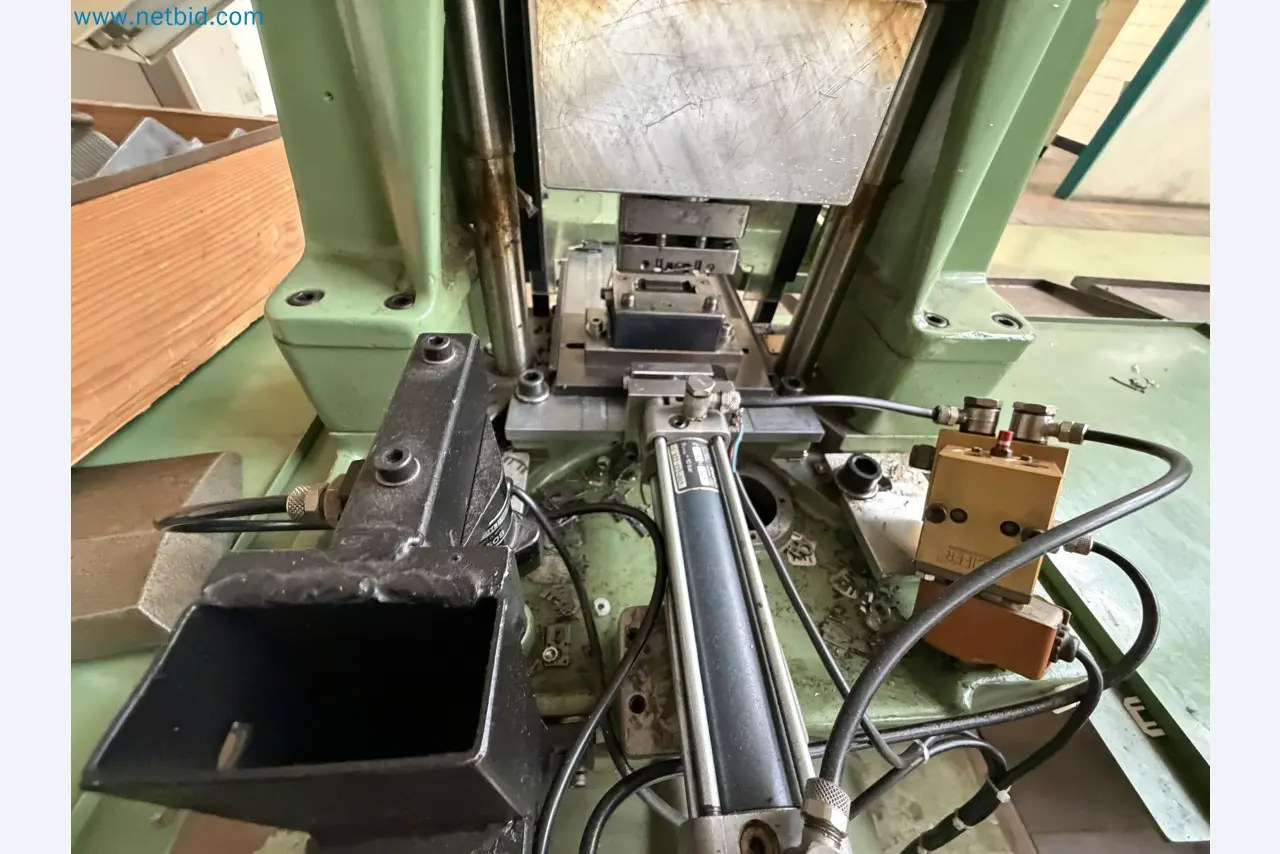 Closure of the Amiet Workshop: Swiss quality in bag lock manufacturing
-16
