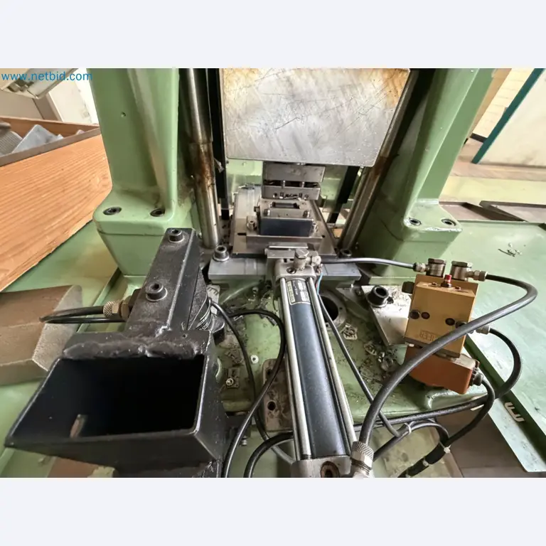 Closure of the Amiet Workshop: Swiss quality in bag lock manufacturing
-16