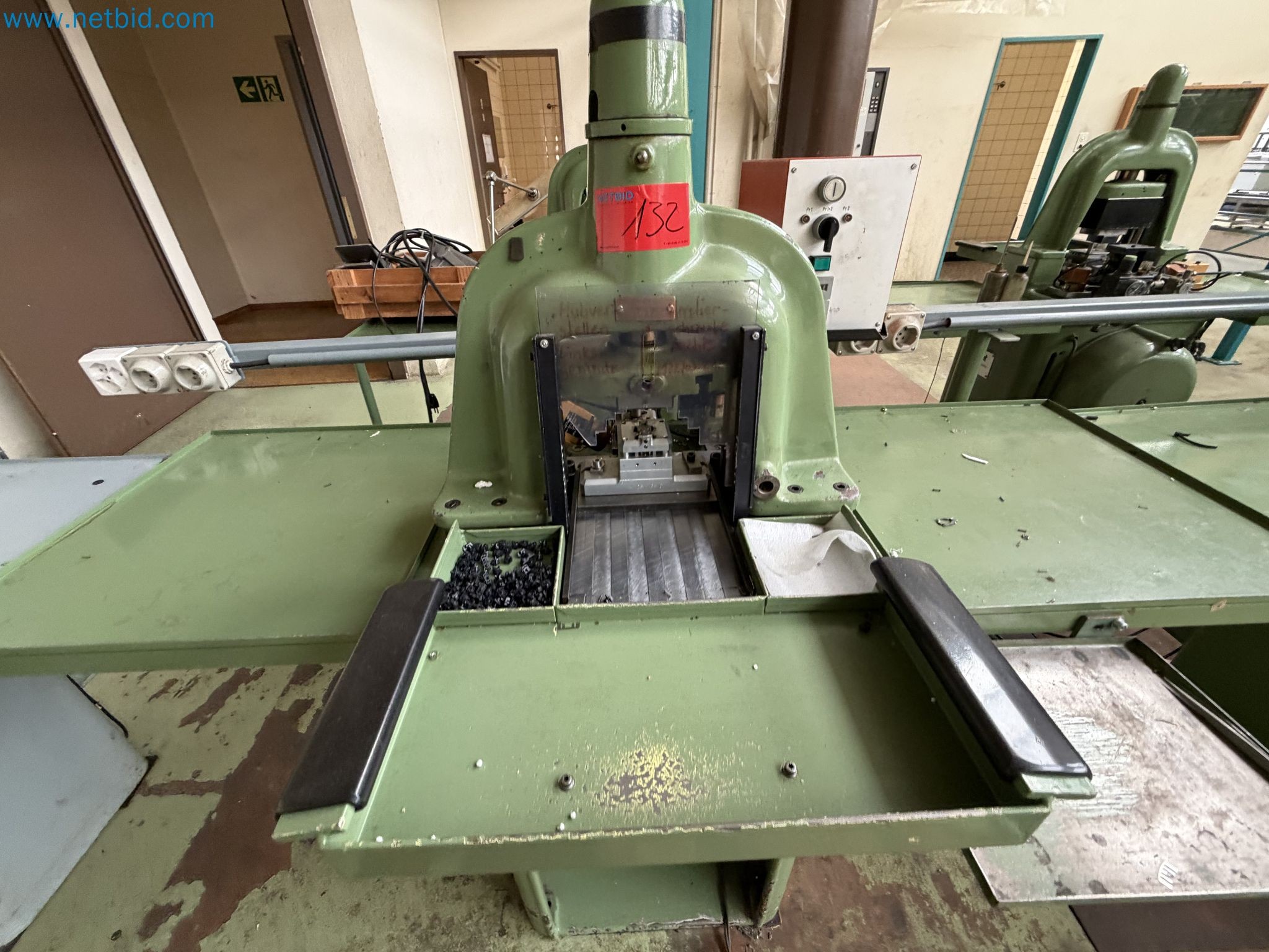 Closure of the Amiet Workshop: Swiss quality in bag lock manufacturing
-20