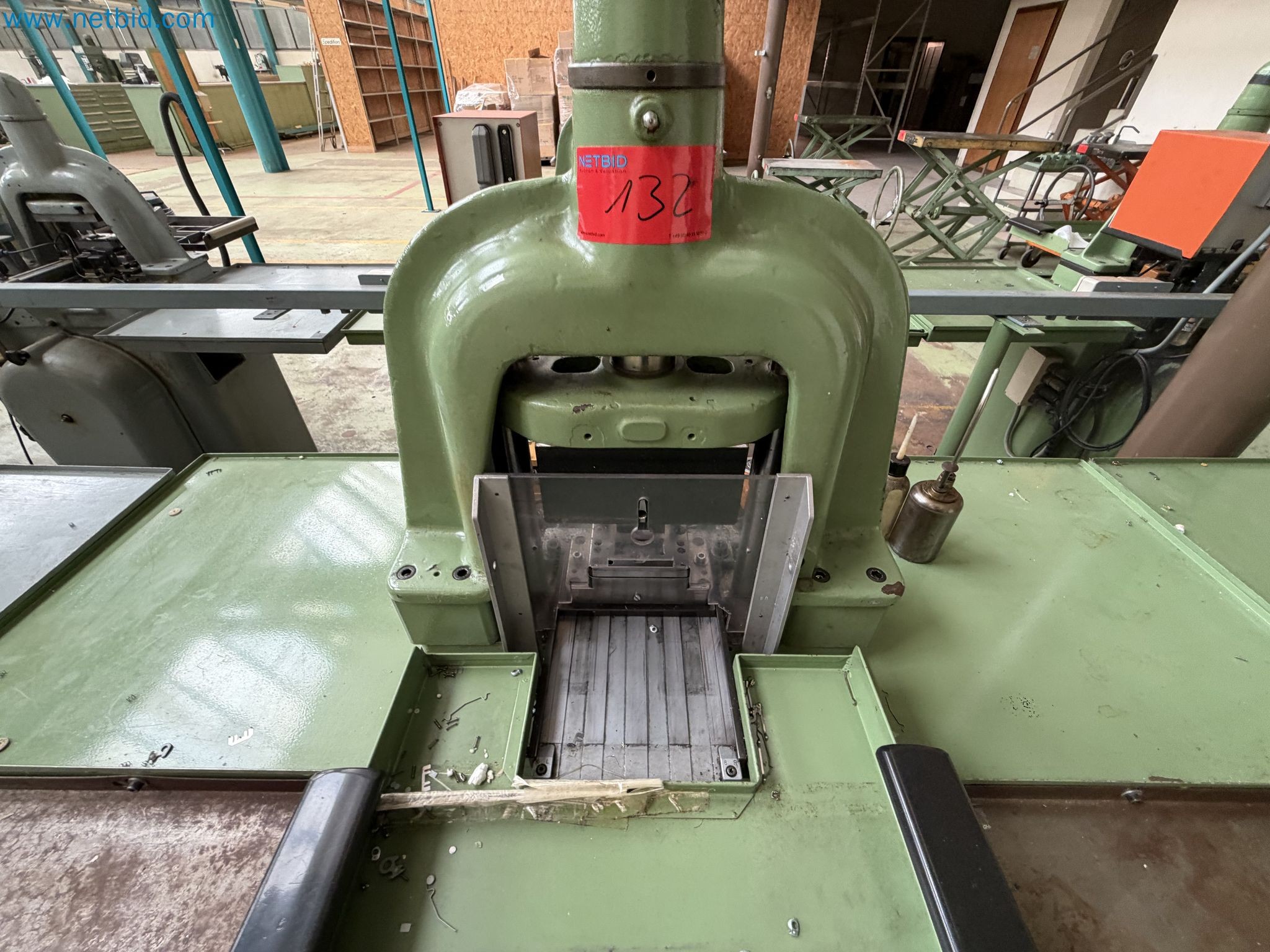 Closure of the Amiet Workshop: Swiss quality in bag lock manufacturing
-2